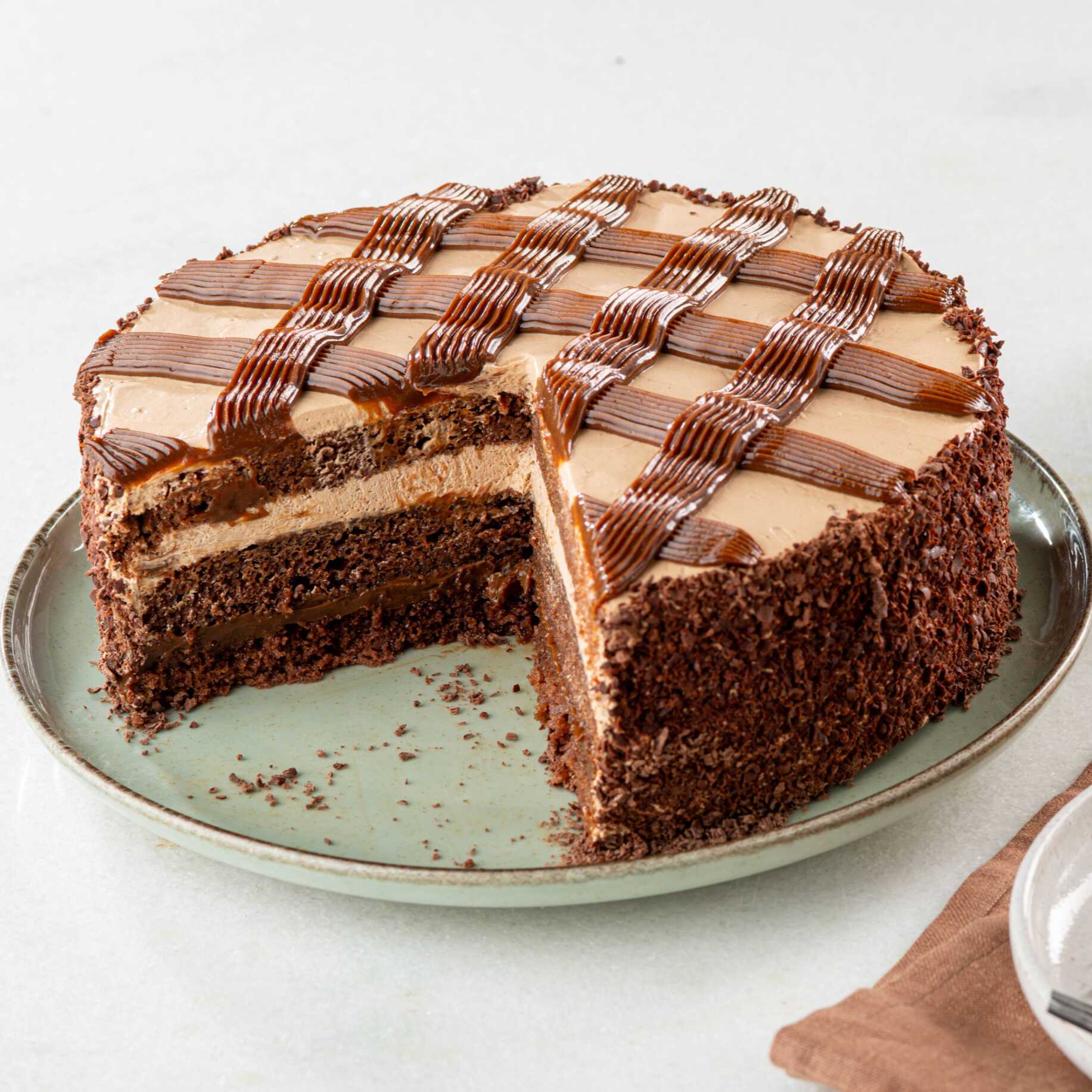 Bolo de chocolate caseiro, com duas camadas de recheio: uma de recheio cremoso Alpino e outra de chantilly com Alpino. Cobertura de chantilly e recheio de Alpino, com raspas de chocolate meio amargo. Imagem meramente ilustrativa.

Bolo pequeno serve até 8 fatias.
Bolo grande serve até 16 fatias.