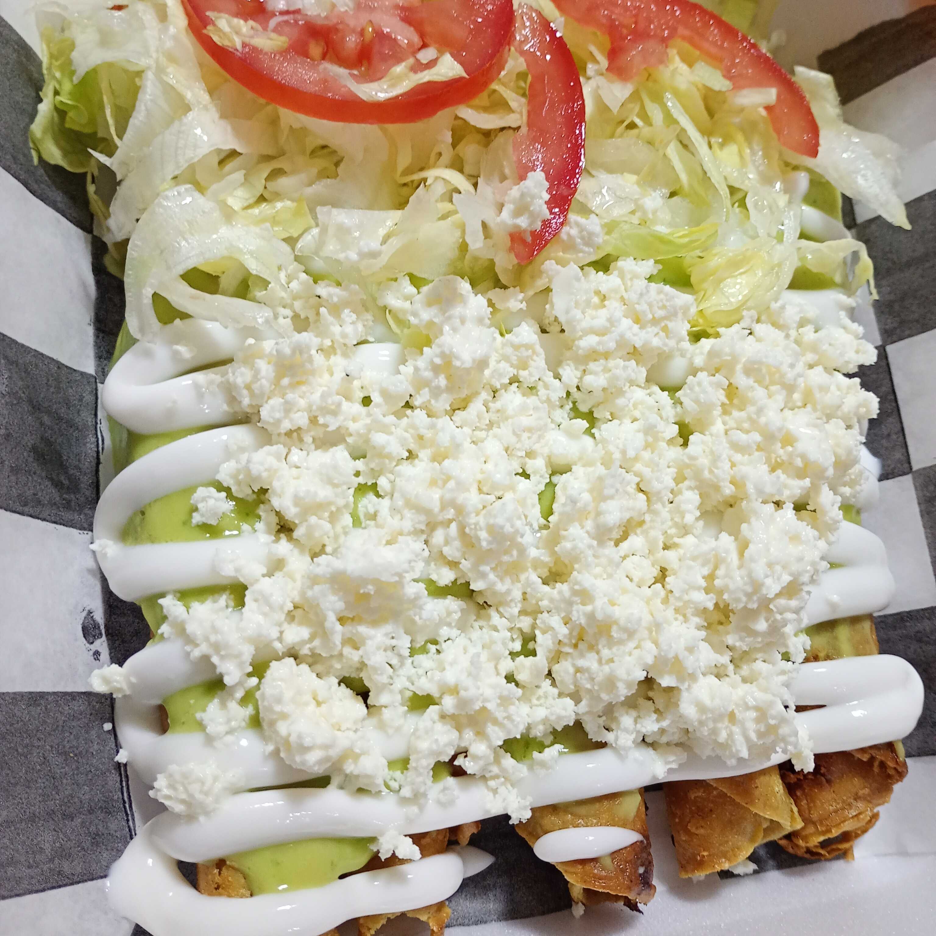 Flautas 6 pz. Bañadas con salsa 100% guacamole