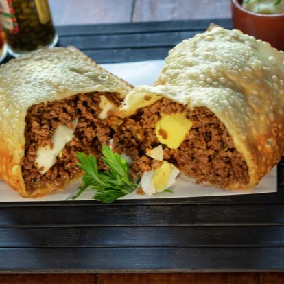 massa de pastel crocante sequinha , recheada de carne e ovo, feito com muito carinho