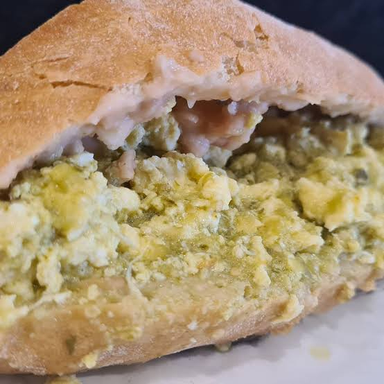 Lonche De Huevo En Salsa Verde