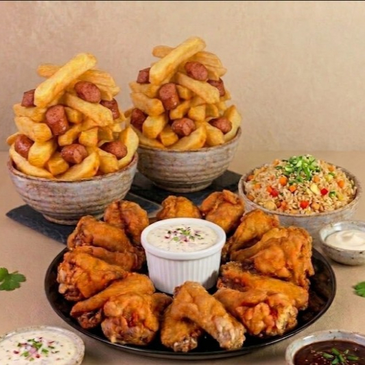 12 Alitas, Papas Fritas y Salchicha