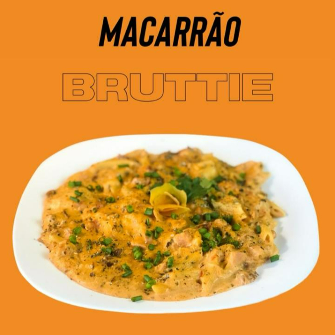Macarrão Bruttie. A Marca da Casa! Uma Explosão de Sabor com Frango Desfiado, Catupiry, Bacon Crocante, Presunto, Mussarela Extra e Nosso Tempero Especial. Tudo isso Envolvido no irresistível Molho Duplo (vermelho + branco). Cremoso, bem servido e único como só a Bruttie sabe fazer!