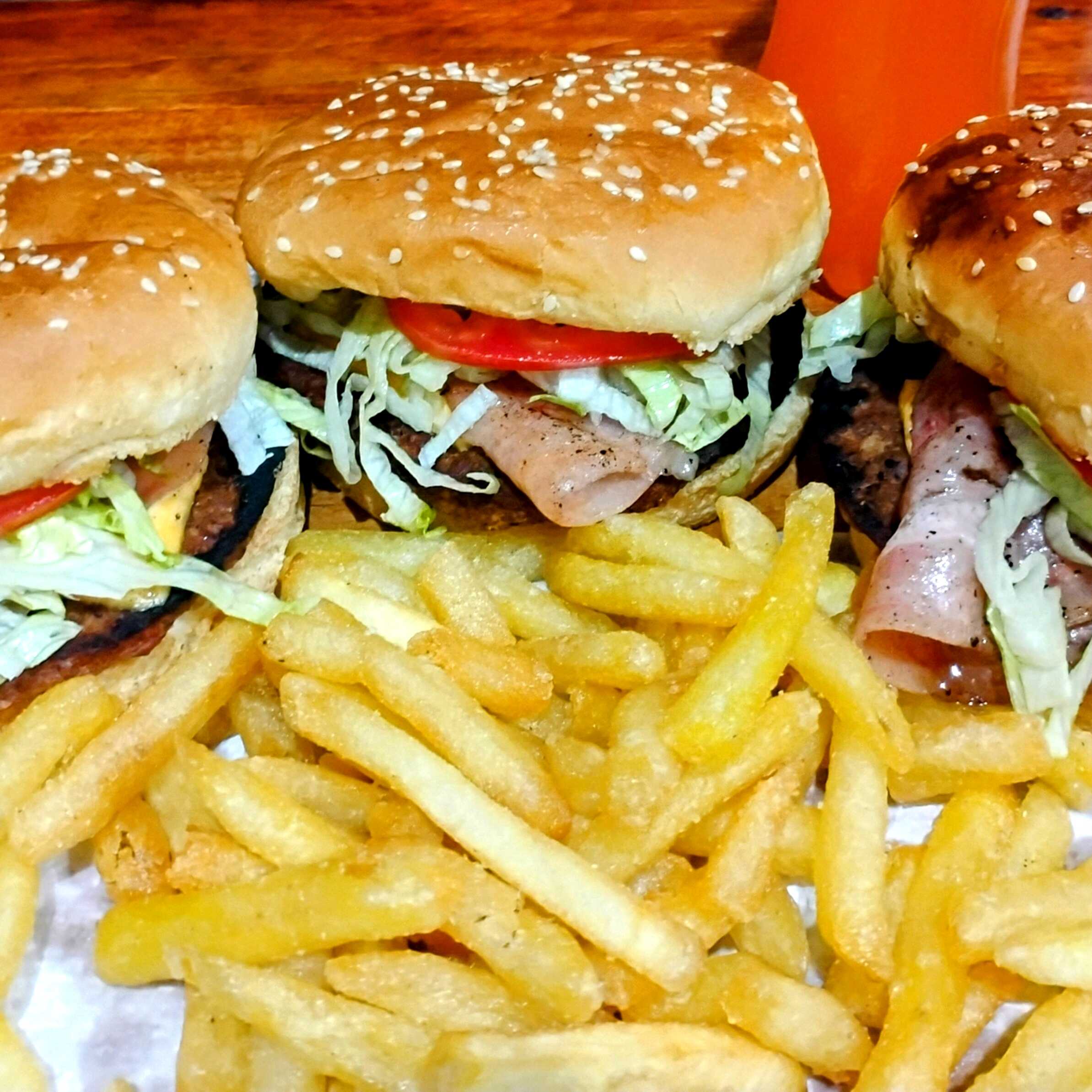 3 HAMBURGUESAS + PAPAS FRITAS