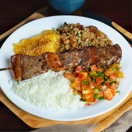 Uma deliciosa janta, acompanhada de arroz, feijão tropeiro, vinagrete, mandioca e um espetinho à sua escolha.