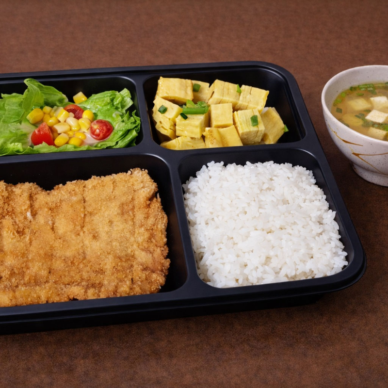 Shiro gohan (arroz japonês), misoshiro e peito de frango empanado. Acompanha salada (alface, tomate cereja com molho rose) e porção de tamagoyaki cubos com cebolinha