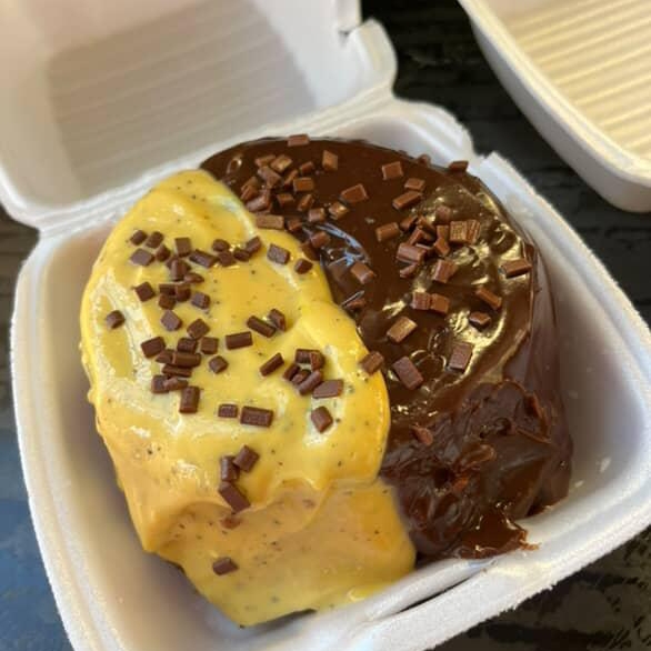 massa chocolate molhadinha, recheada com brigadeiro 50% e mousse maracuja