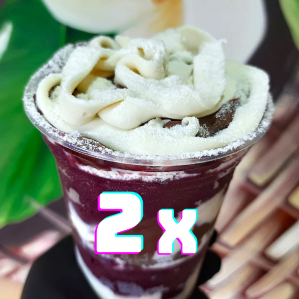 Experimente o Duplo Açaí Trufado Ninho & Avelã, disponível nos tamanhos 330ml, 440ml, 550ml, 770ml ou 1000ml! Feito com açaí cremoso, Creme de Ninho, Creme de Avelã e Leite em Pó, com camadas bem distribuídas e generosas em todo o copo. Ideal para dividir ou para quem quer se entregar a uma sobremesa premium em dose dupla.