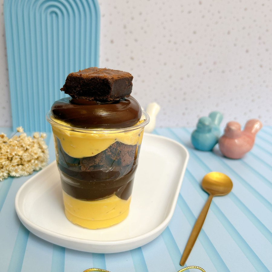 Camadas de creme de maracuja, brigadeiro de chocolate, com um delicioso brownie. A combinação perfeita de sabores para quem busca um doce equilibrado e delicioso.