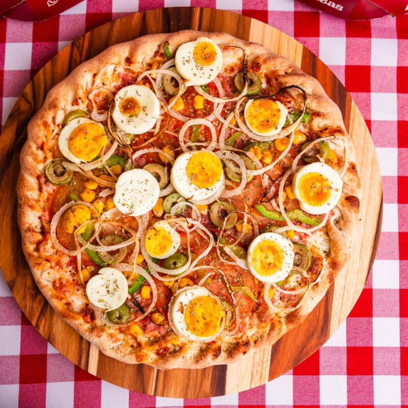 Molho de Tomate, Muçarela Fooms, Presunto, Milho, Tomate, Cebola, Ovos, Azeitona Preta, - Pimentão, Orégano