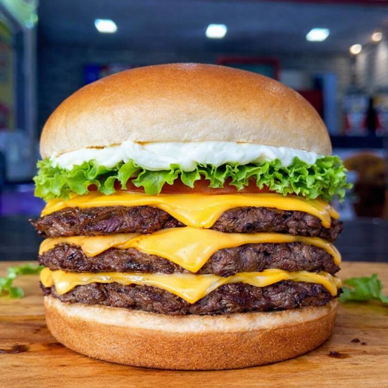 Hambúrguer Artesanal feito na Hora com Ingredientes Suculentos .
Pão brioche , 3 carnes bovina de 60 g , queijo Cheddar , Tomate , alface , picles , cebola picadinha e nossa deliciosa maionese caseira .