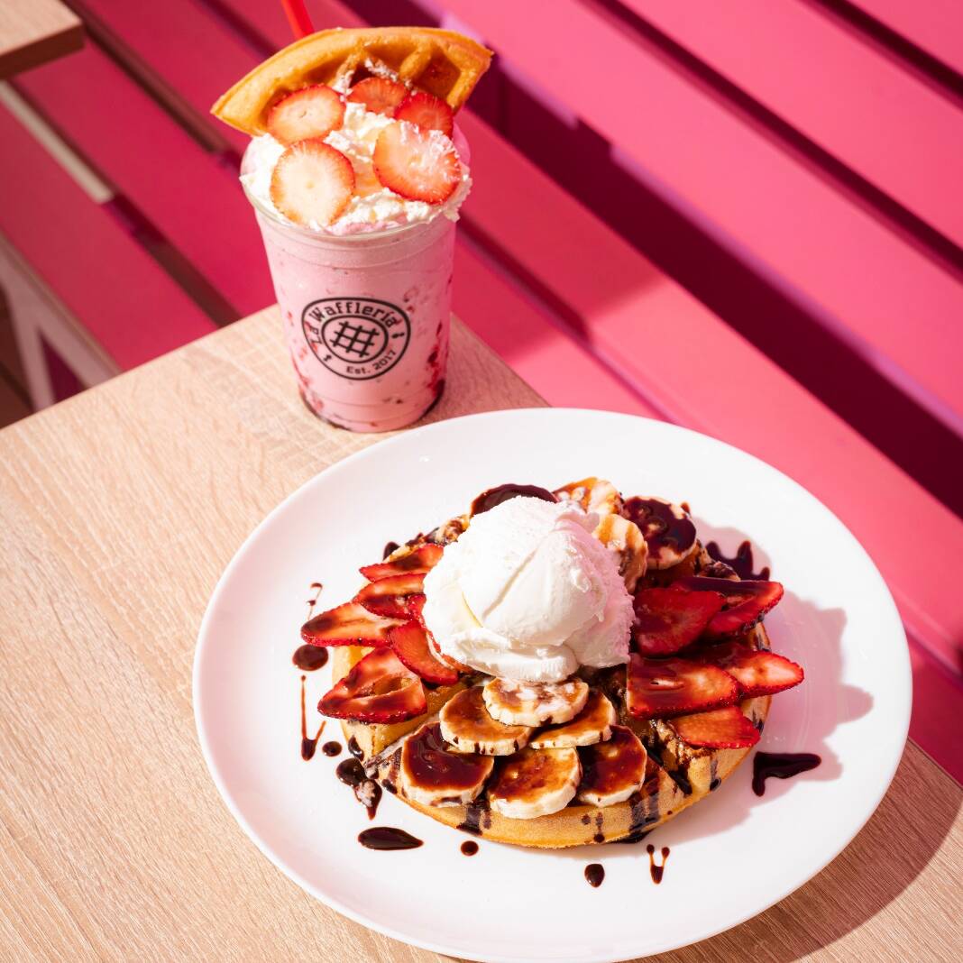 Promo Waffle Fresa Banano y Chocolate + Malteada