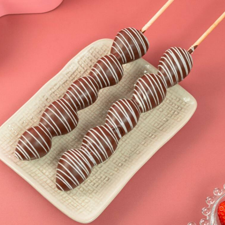 Morangos frescos e cuidadosamente selecionados, que foram banhados em um irresistível chocolate ao leite. A doçura dos morangos, aliada à cremosidade do chocolate, cria uma combinação perfeita.