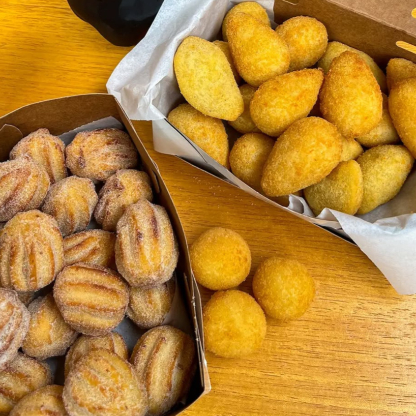 100 salgadinhos fritos tamanho festa (20–25g cada) 20 mini churros recheados deliciosos. Combinação perfeita de salgado e doce. 👨👩👧👦 Serve aproximadamente 4 a 5 pessoas. 📌 Você pode escolher os sabores (10 unidades por sabor) ou selecionar a opção mista da casa.