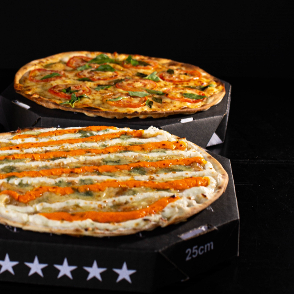 Duas pizza médias salgadas.