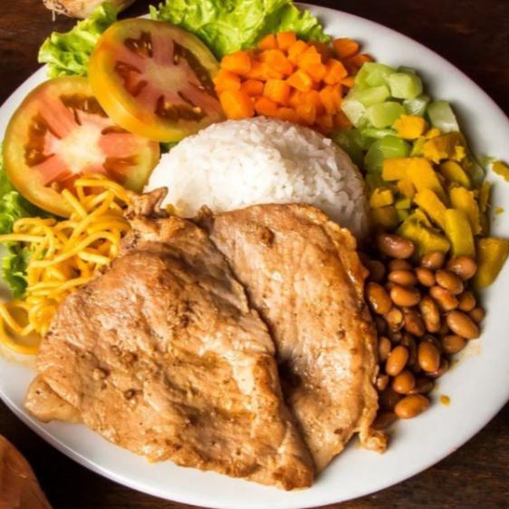 Arroz, feijão, batata frita, frango suculento acebolado e salada.