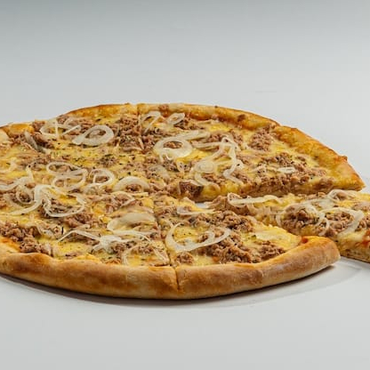 Molho de tomate com atum cebola e queijo.