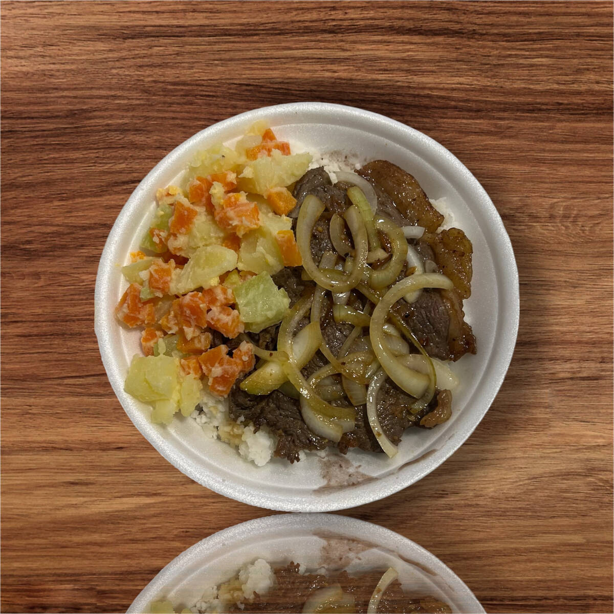 Marmita acompanha arroz branco, feijão preto, farofa e maionese.