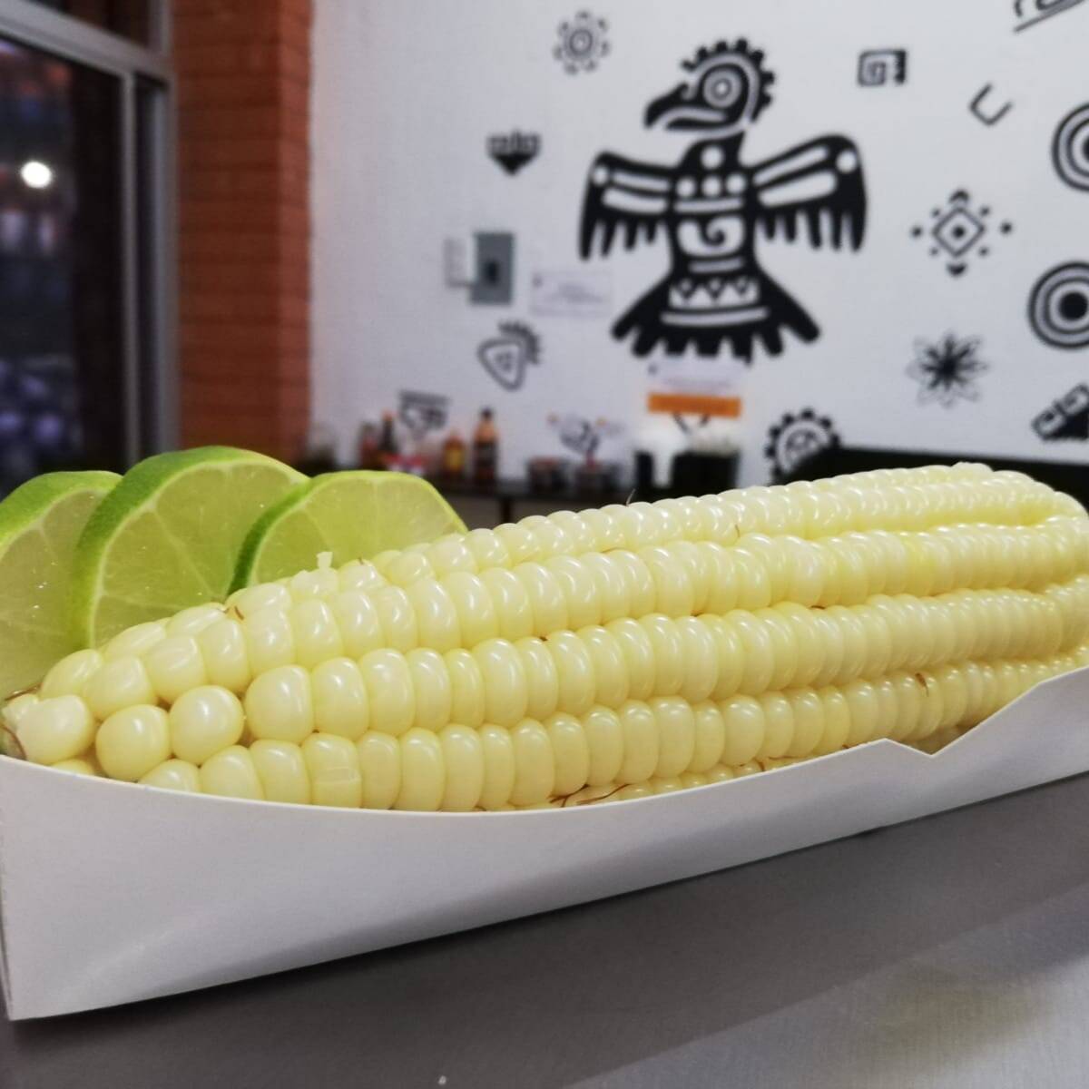 Elote Entero con Sal y Limón