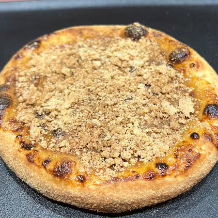 Nossa massa leve de longa fermentação, com doce de leite, farofa de paçoca e um toque de canela.