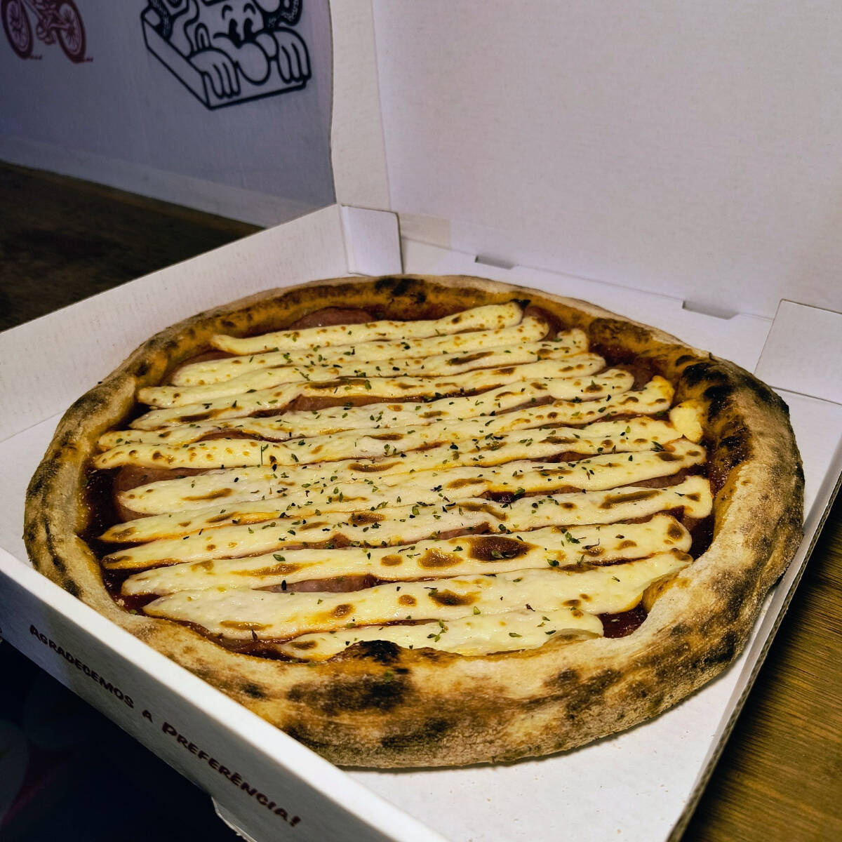 Massa fina, molho de tomate, lombo, requeijão cremoso, orégano. (Pizza Média - 6 Fatias)