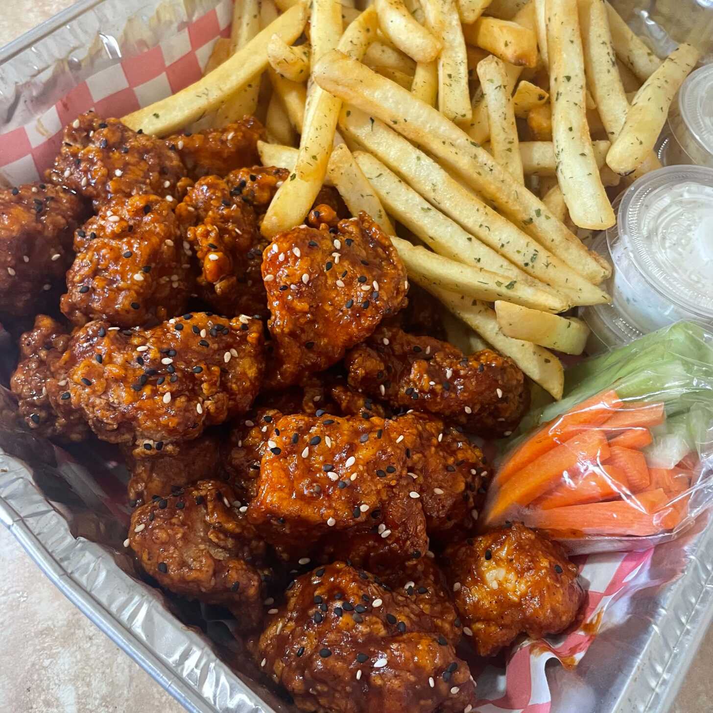 COMBO CHAROLA CHICA BONELESS CON PAPAS