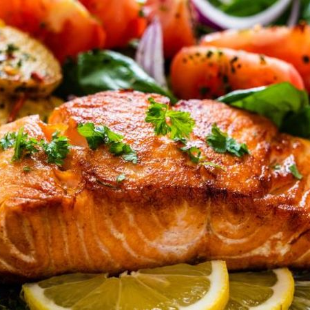 🐟 DO MAR À MESA – SALMÃO 🍋✨
Uma opção especial para quem ama frutos do mar! 😍
Salmão preparado com muito sabor, acompanhado de arroz, feijão de caldo, farofa, jardineira de legumes e batata frita chips. 🍚🥦🍟
✨ Sabor, qualidade e uma refeição completa do jeitinho que você merece!