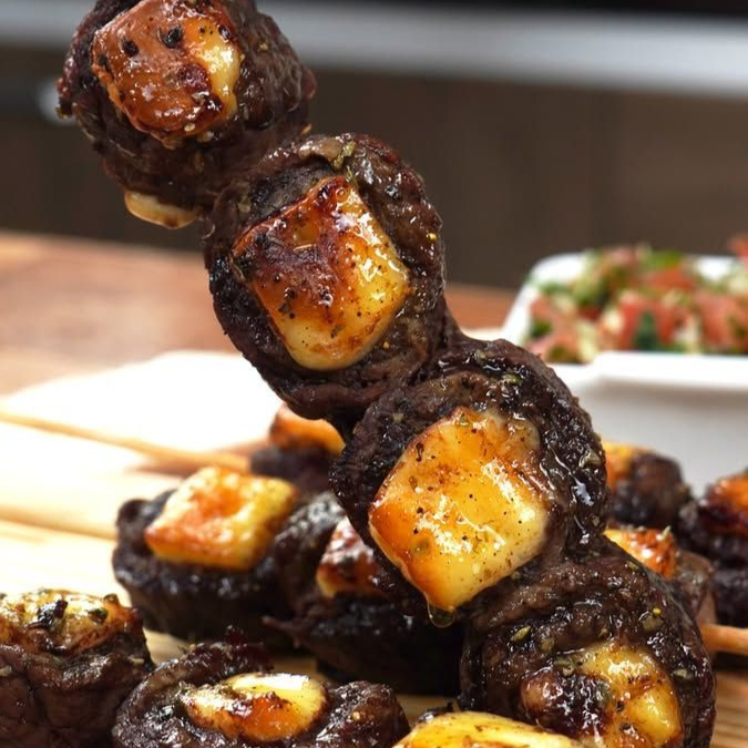 🔥🍢 Espetinho de carne de sol com queijo derretendo! Sabor marcante, suculento, com aquele queijo irresistível 😋 Acompanhado de farofa crocante e vinagrete fresquinho pra fechar com chave de ouro! 🤍🔥