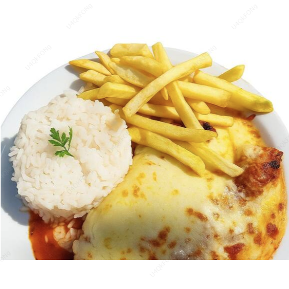 Com arroz, feijão, farofa e batata frita crocante. Quentinha de Frango a parmegiana.