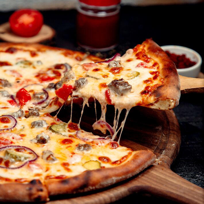 Todas As Pizzas Acompanham Massa Tradicional Molho De Tomate Muçarela Orégano e Azeitonas
almoço, jantar, comida caseira, marmitex, prato feito, executivo, comida de panela.
Pratos Populares: pizza, hamburguer, sushi, massa, churrasco, porções, salgados, coxinha, pastel, batata frita.
Lanches Rápidos: sanduiche, hot dog., cachorro quente, pastelaria, esfiha, pizzas pizza comida brasileira, comida nordestina, feijoada, acarajé, baião de dois.
Internacionais: comida japonesa, comida chinesa, comida italiana, comida mexicana, comida árabe, hamburgueria artesanal.
Saudáveis e Especiais: comida saudavel, saladas, poke, comida vegana, comida vegetariana, fit, sem gluten, sem lactose.
1. Categoria: Bebidas, Sobremesas e Conveniência
Bebidas: bebidas geladas, refrigerante, cerveja, suco natural, agua, energético, vinho.
sobremesa, açaí, sorvete, bolo, doces, chocolate, churros, pudim.
Mercado de Urgência: mercado online, supermercado Express, conveniência, farmácia entrega.
1. Categoria: Descontos, Promoções entrega grátis, frete hoje, cupom de desconto, cupom 99food, pratos baratos, promoção de comida, combo do dia, desconto primeira compra