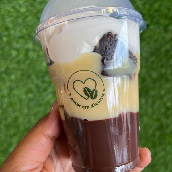 CHOCOLATE 50%, BRIGADEIRO BRANCO, MOUSSE DE NINHO E PEDAÇOS DE BROWNIE