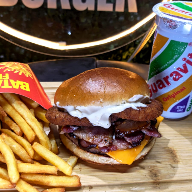 1 Bife de Hambúrguer,1 Queijo Cheddar ,Bacon , 3 Onion Rigs e Molho Especial