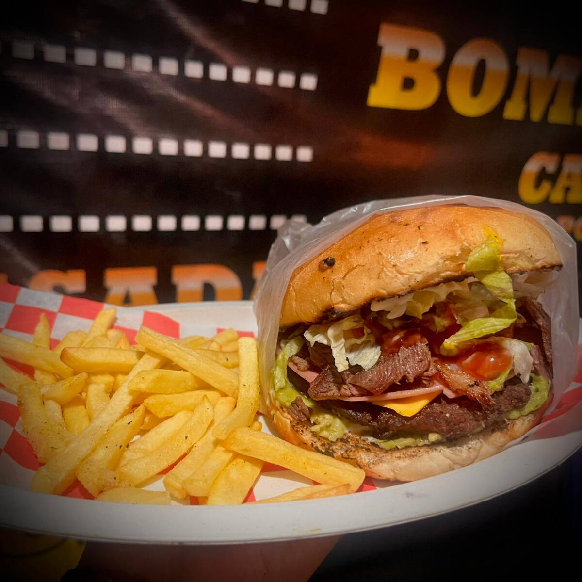 HAMBURGUESA Y PAPAS A LA FRANCESA