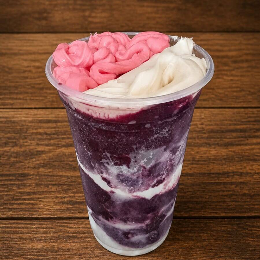 Açaí super cremoso montado em camadas de leite em pó + leite condensado e no topo creme de morango e creme ninho