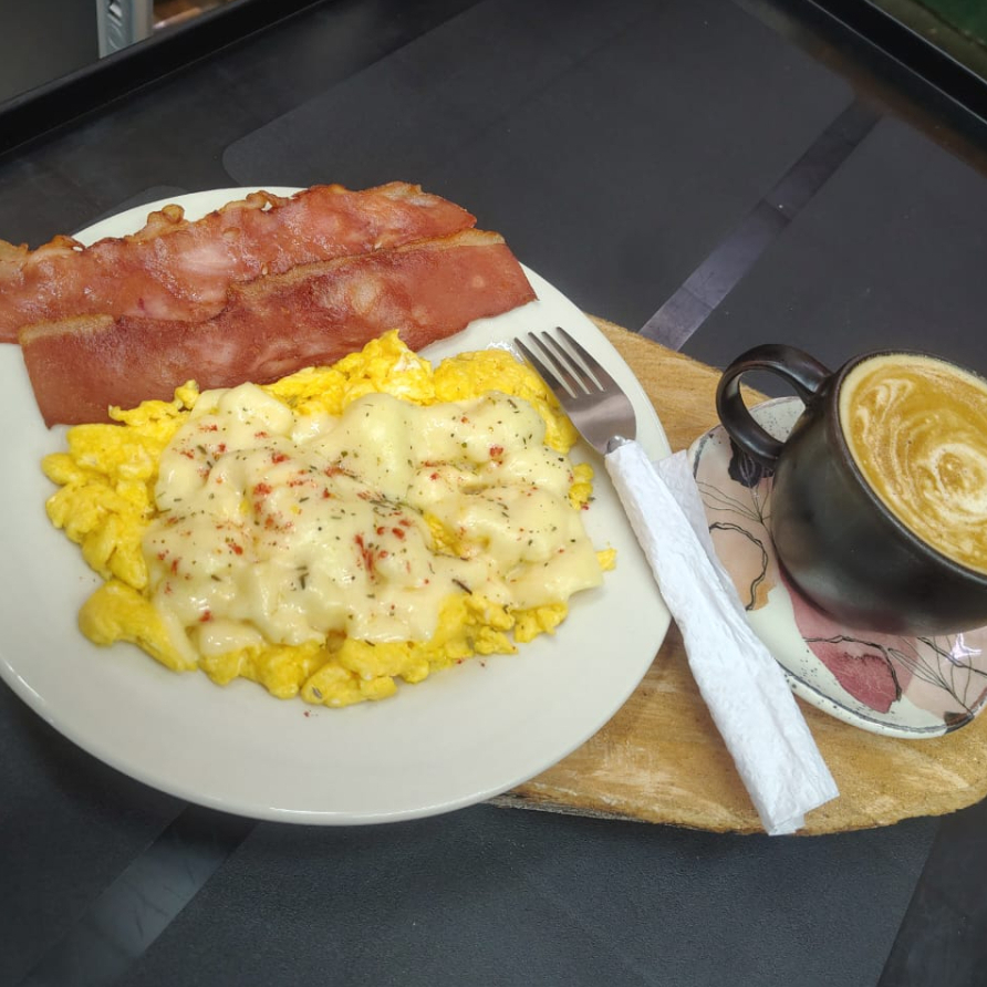 HUEVOS CON TOCINO CRUJIENTE + BEBIDA A ELECCIÓN