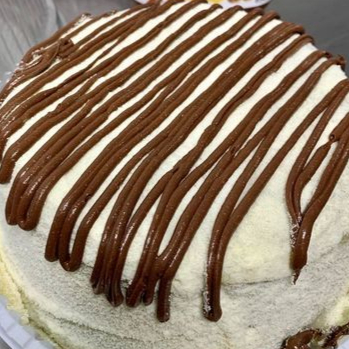 Bolo vulcão de leite ninho com nutella. Massa de baunilha, recheio de leite ninho e nutella