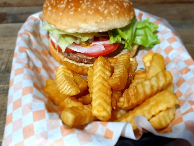 Hamburguesa de pollo con papas a la francesa