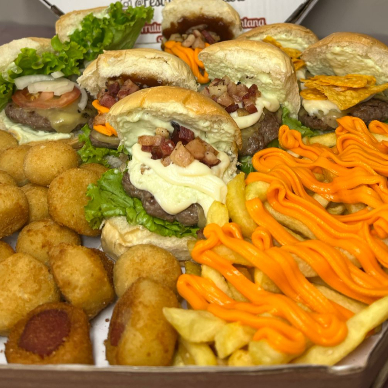 8 mini burguers artesanais (2 salada, 2 doritos com molho de alho, 2 cheddar e bacon e 2 da casa),porção de batata frita com cheddar e porção misto de salgadinhos frito.