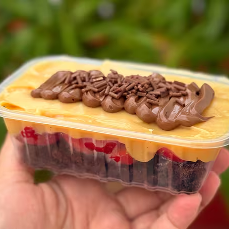 O escondidinho de brownie é feito com uma camada de brownie, uma camada de morangos frescos, de recheio temos o recheio de Ninho e rastros de Nutella finalizado com granulado de chocolate.