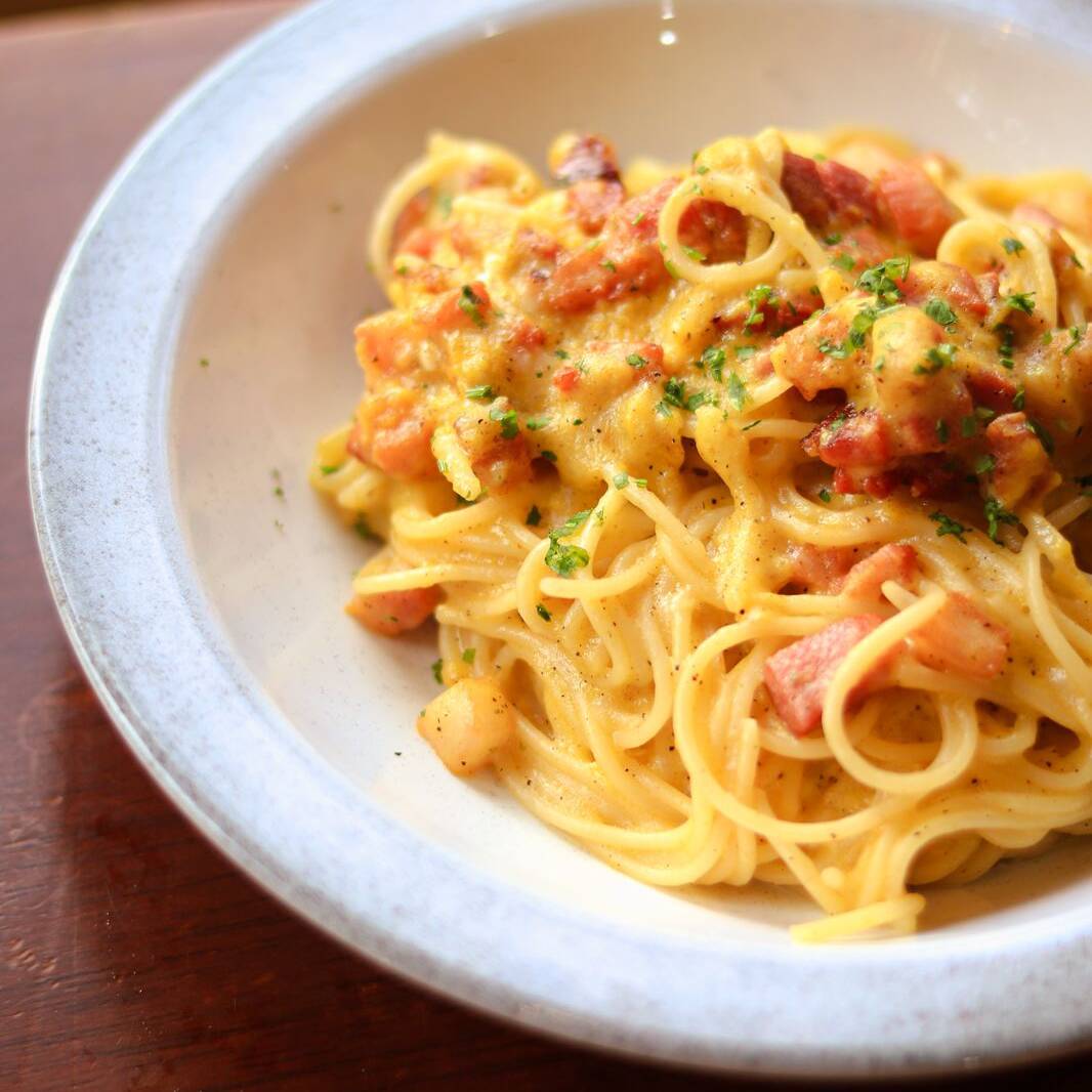 Ovo caipira, bacon, parmesão e pimenta-do-reino.