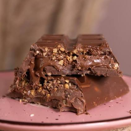 Barra de chocolate recheada com nosso recheio de ferrero (contém amendoim) com peso médio de 350g.