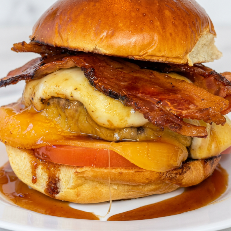 Pão de brioche, carne 180g, queijo coalho, bacon, mel, tomate e molho da casa.