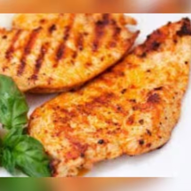 Arroz, file de frango grelhado e fritas.