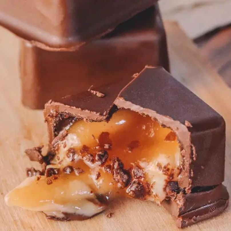 Trufa de chocolate meio amargo com recheio de cupuaçu.