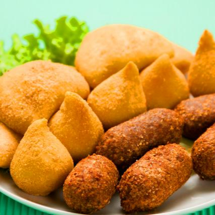 Salgadinho sortido com 10 unidades.