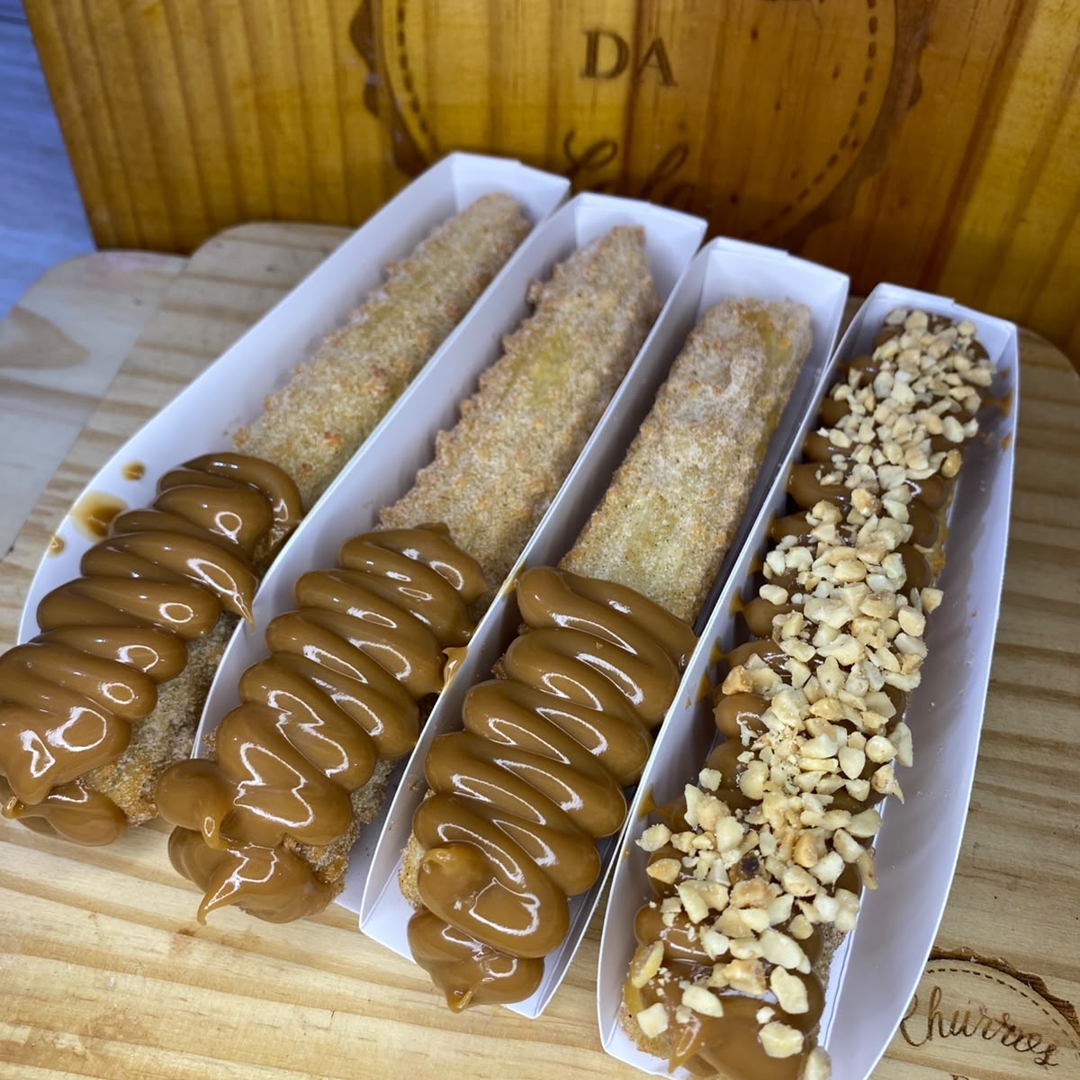 massa fresca, artesanal, feita todos os dias, bem fritinho e crocante, envolvido em açúcar e canela, com recheio cremoso a sua preferencia, acompanha: 3 churros tradicional e 1 gourmet.