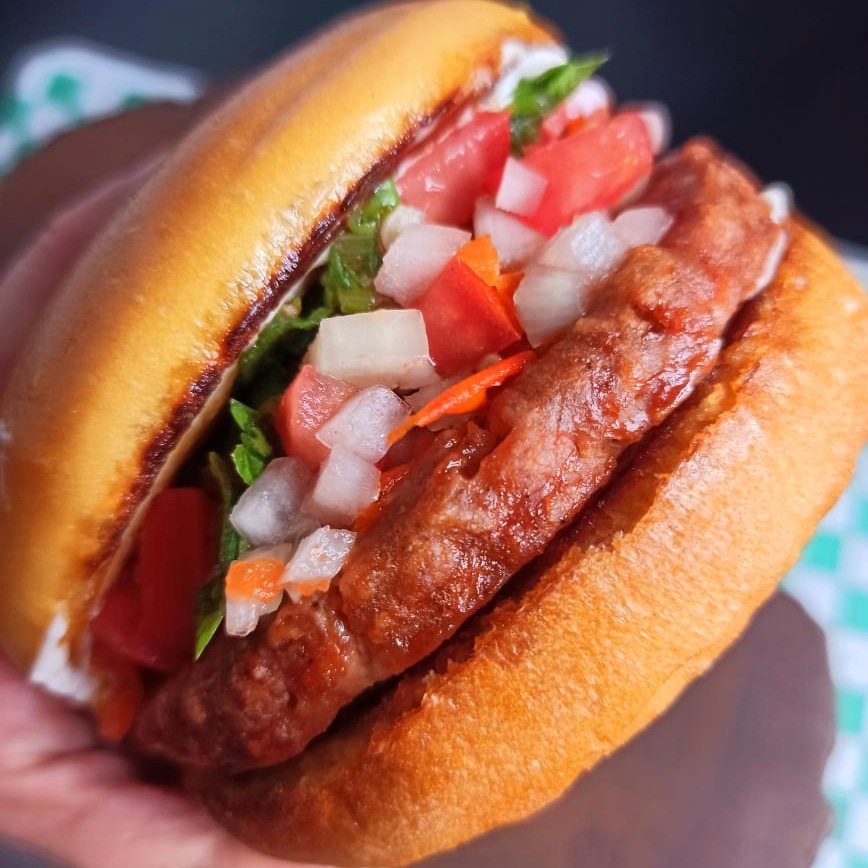 Burger sabor linguiça toscana feito com proteína de ervilha (naõ contém soja) + maionese artesanal + vinagrete da casa + chimichurri artesanal no pão de brioche selado na chapa!