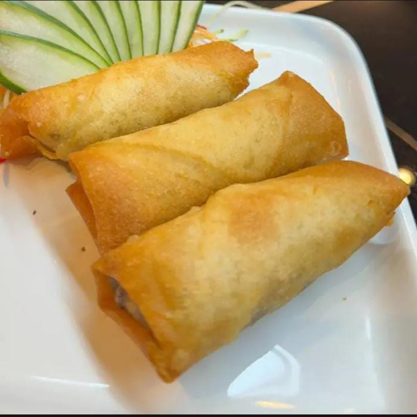 2 deliciosos rolinhos com massa crocante e recheio de queijo.