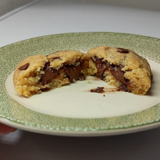 cookie recheado com chocolate aprrox 60g. pra melhor experiência, esquentar 10 a 15 segundos