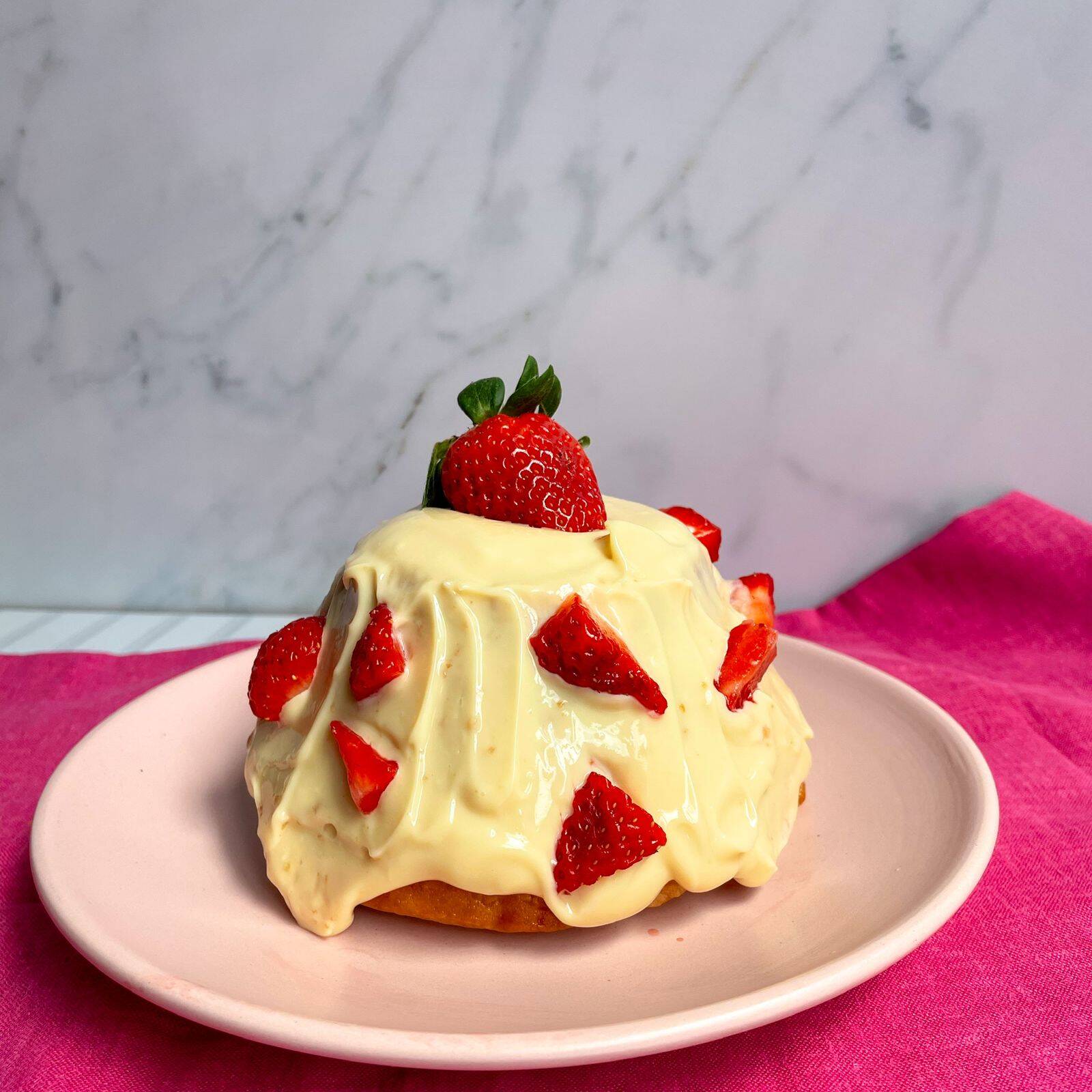 Serve de 2 a 4 pedaços e pesa aproximadamente 350g. Massa de chocolate 50% cacau, extremamente úmida e saborosa. Recheado por uma cobertura cremosa e quentinha de leite Ninho e finalizado com morangos. Tamanho 12 cm muito bem servido.