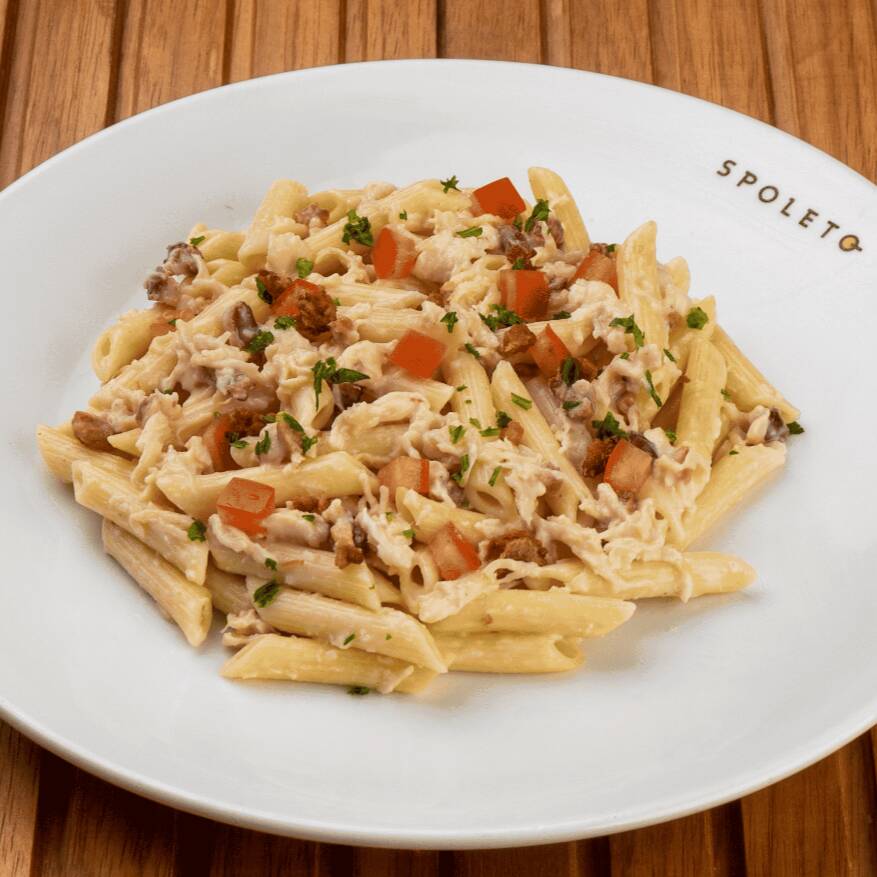 Penne importado da Itália ao molho de queijos, com cubos de bacon super crocantes, frango desfiado e tomates frescos.